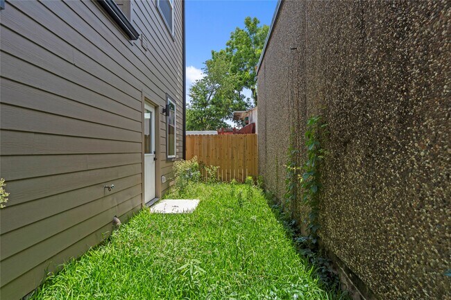 Building Photo - 3510 Saltus St