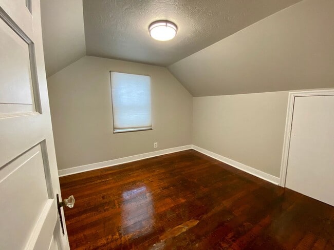 Building Photo - Charming 3 bed 1 bath House with Tons of Updates and Private Backyard!