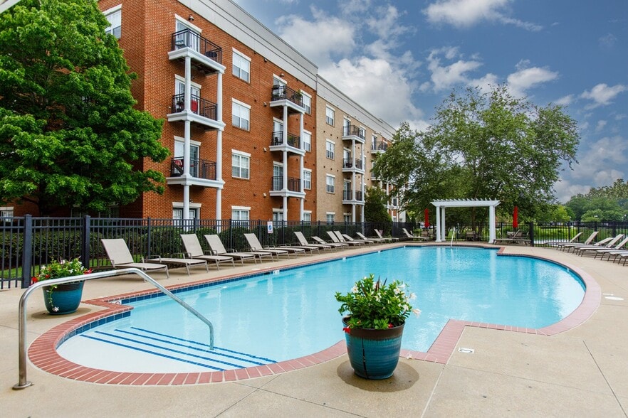 Building Photo - 670 Town Center Dr
