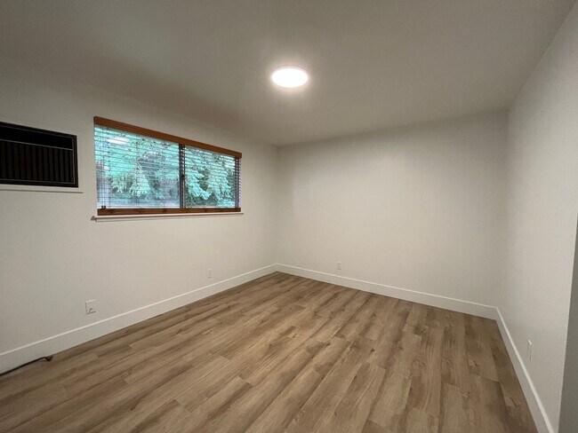 Building Photo - $500 MOVE IN INCENTIVE CONCESSION! Large s...