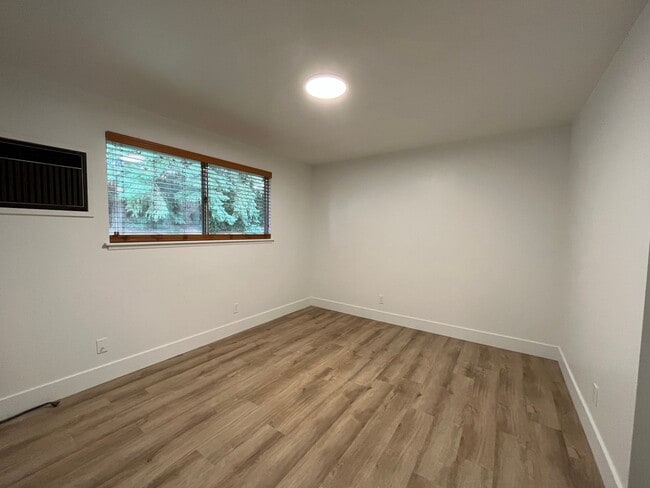 Building Photo - NO RENT UNTIL 2026! Updated home with Large shop!