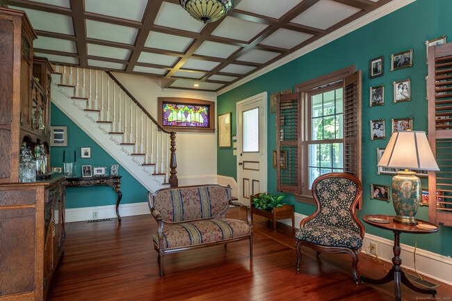 Building Photo - 267 Main St