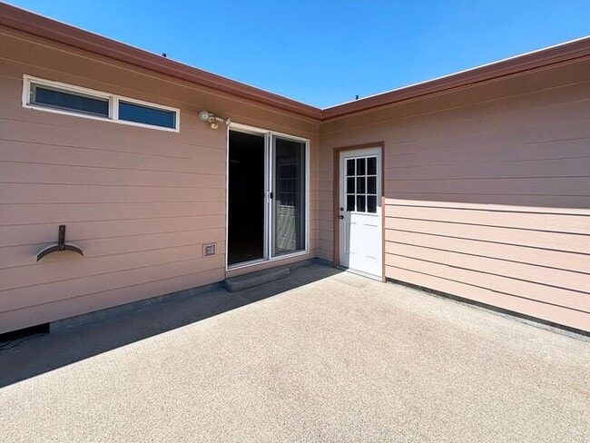 Building Photo - 882 Smith St