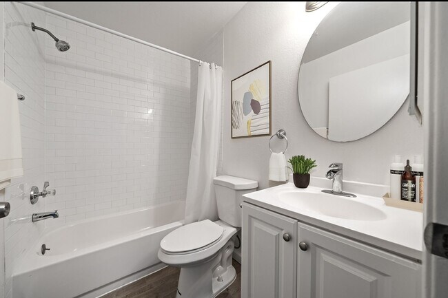 Building Photo - 646 N. Juanita Ave