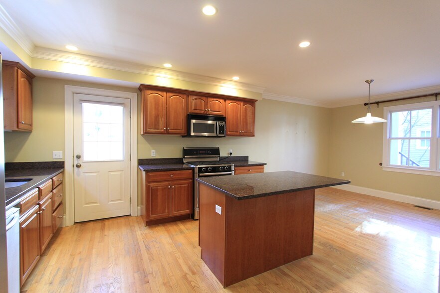 Building Photo - 49 Wyman St