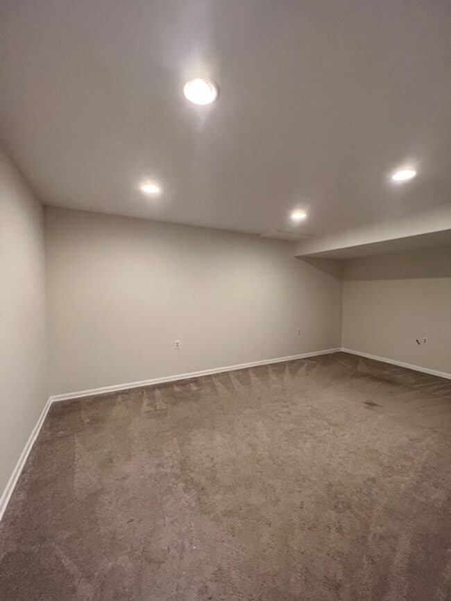 Building Photo - CHARMING TOWNHOME LOCATED IN HIGHLAND HALL...