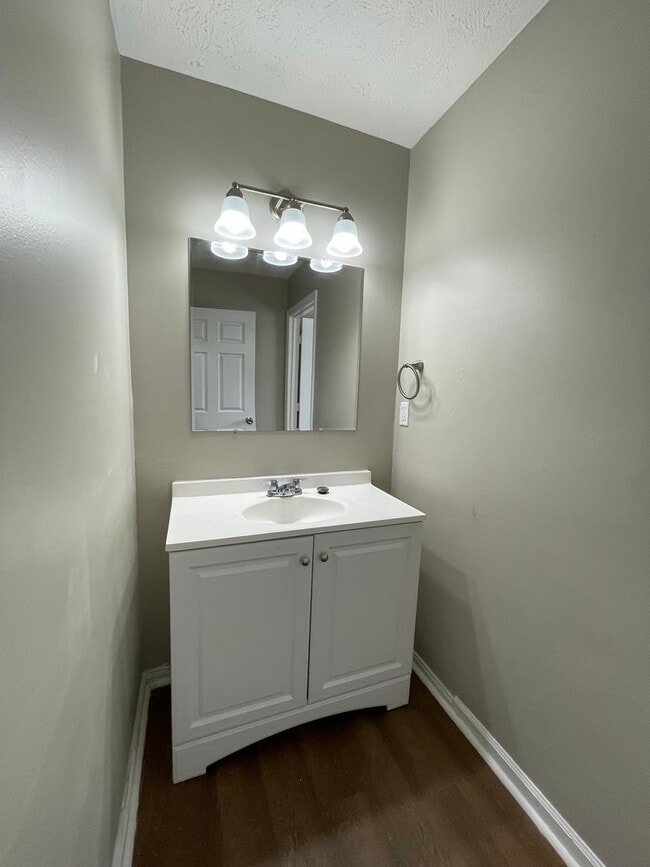 Building Photo - Newly Renovated Just For You!
