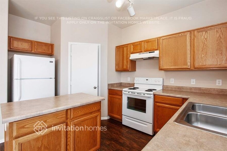 Building Photo - 1216 S 121st Ln