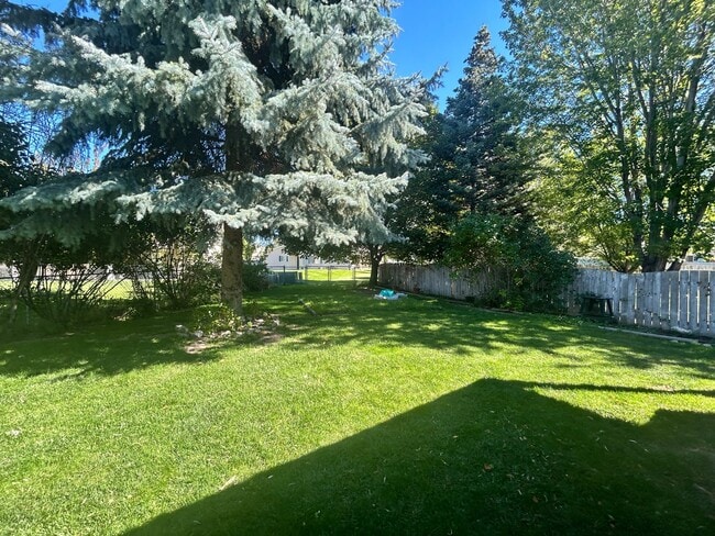 Building Photo - 3 bed 2 bath home in a great neighborhood