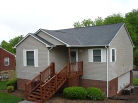 Building Photo - 907 Giles Rd