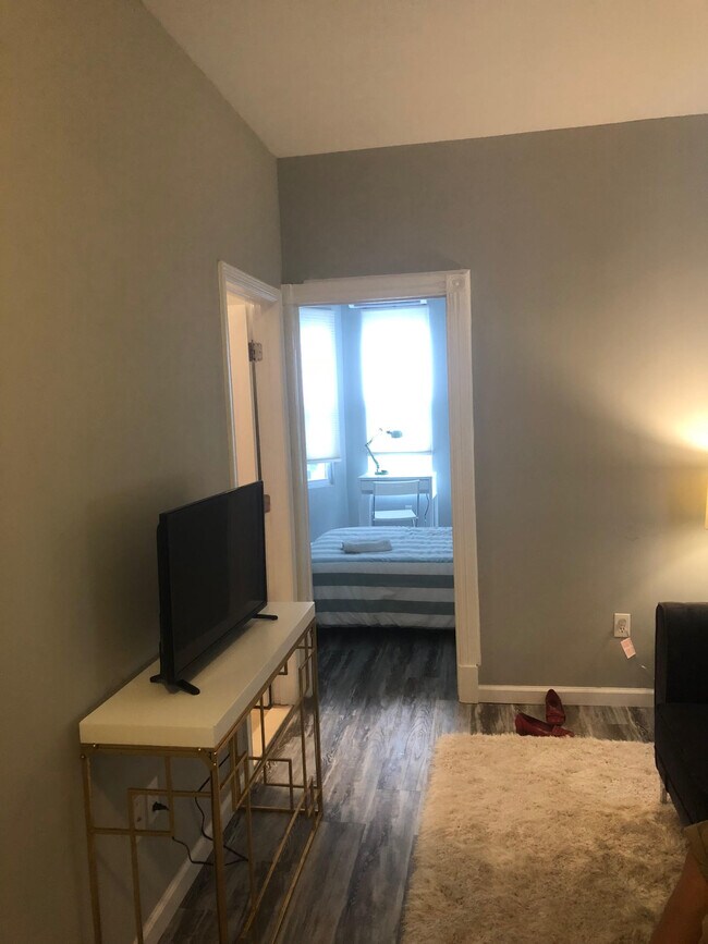 Building Photo - 913 N 15th St