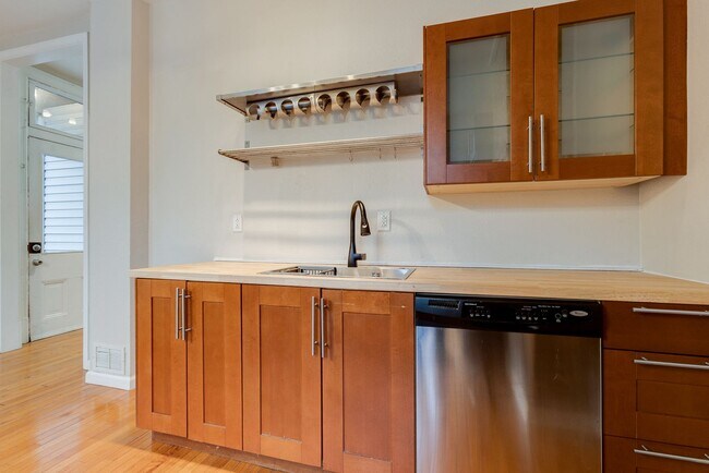 Building Photo - AVAILABLE AUGUST 2026 - Unique 3 Bedroom + den w/ Central AC in the South Side Slopes!