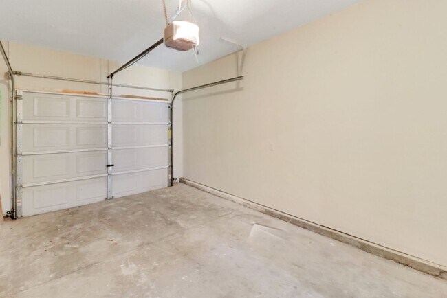 Building Photo - 3 Bed, 2. 5 Bath Like New Townhome in Richmond Hill