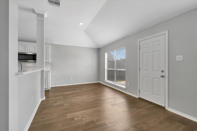 Building Photo - 3915 Summerfield Dr