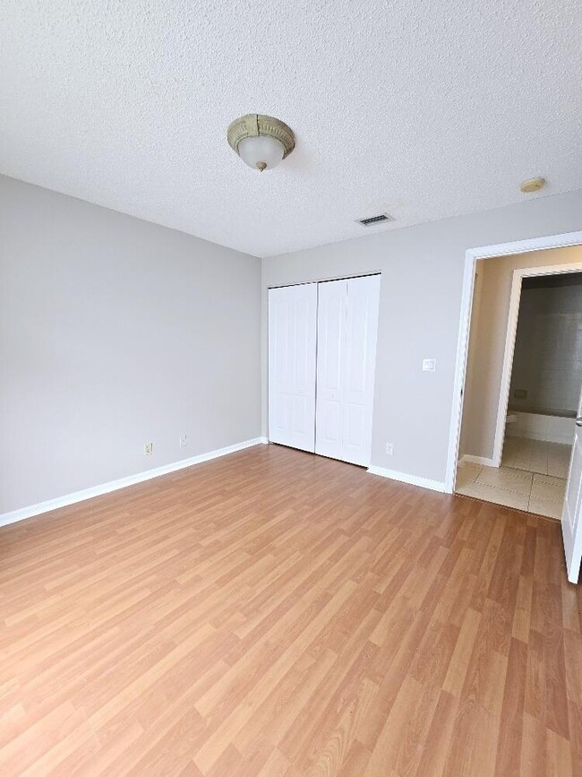 Building Photo - 256 Kensington Way