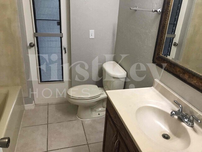 Building Photo - 241 SW 32nd Terrace