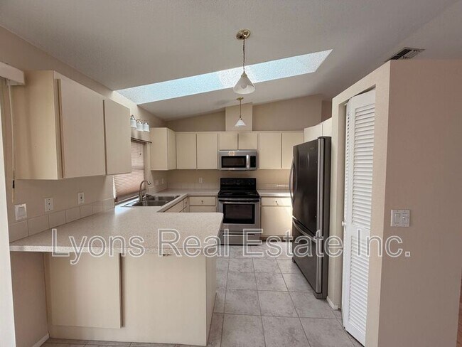 Building Photo - 25043 Palisade Rd