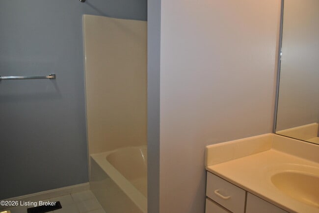 Building Photo - 4118 Hickoryview Dr