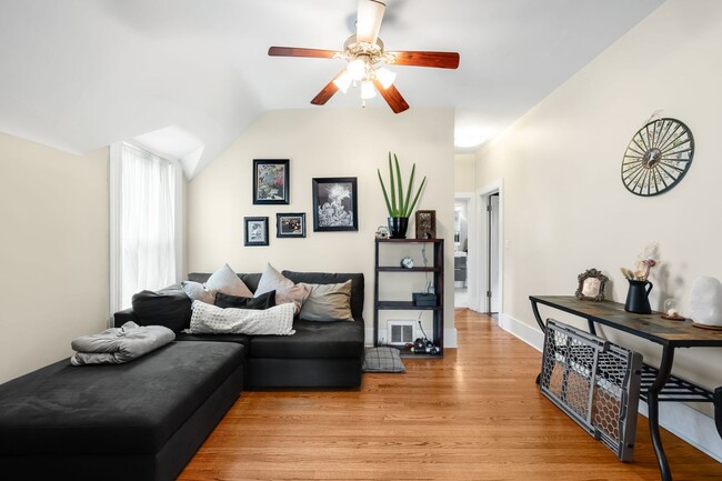 Building Photo - Victorian 3BD, 2BA Potter Highlands Home w...