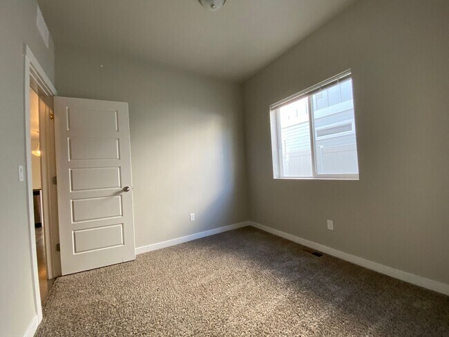 Building Photo - Newer Townhome