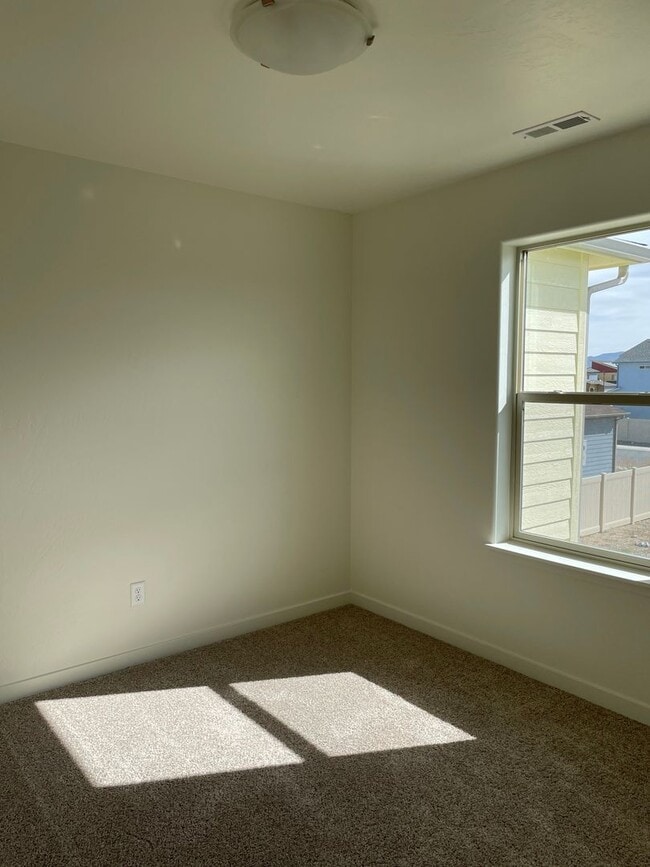 Building Photo - 3 Bedroom/2 1/2 bath, 2 car garage availab...