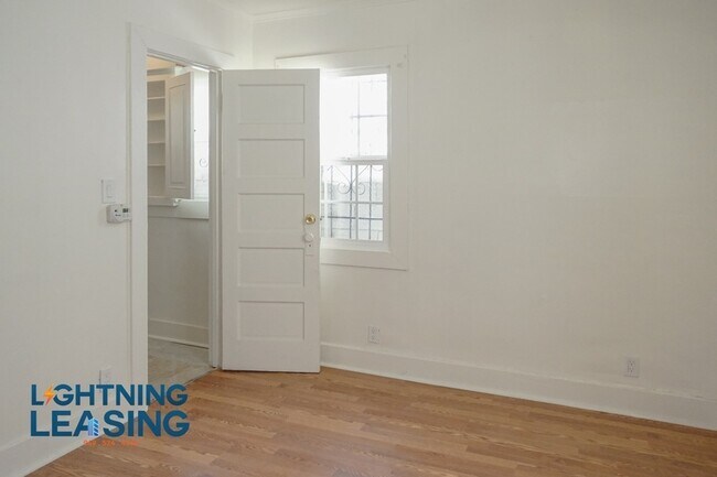 Building Photo - 1326 N Serrano Ave