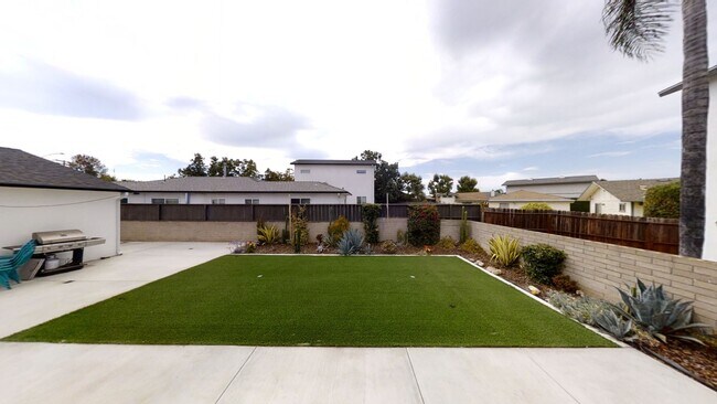 Building Photo - 4BD/2BA on Montezuma  (Lease out, pending ...