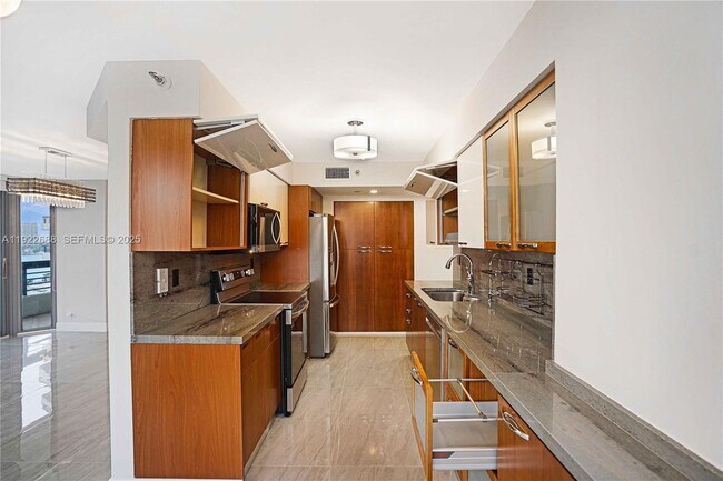 Building Photo - 3500 Mystic Pointe Dr