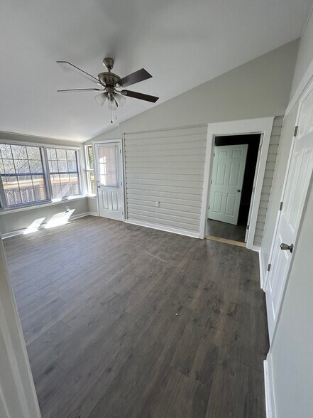 Building Photo - 600 Villard Dr