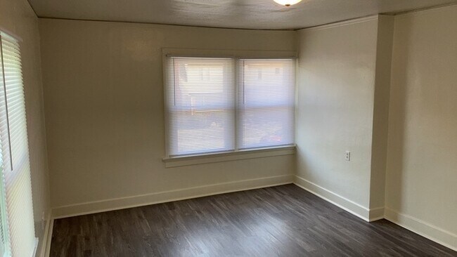 Building Photo - 338 Kenwood Ave