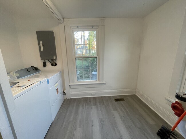 Building Photo - 852 Brook St