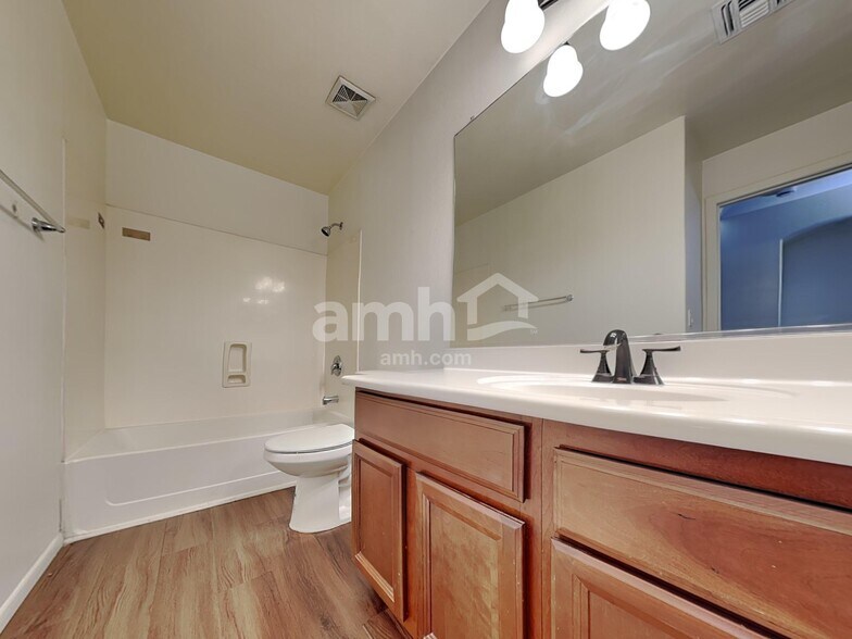 Building Photo - 433 E Penny Ln