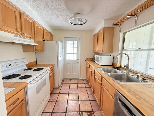 Building Photo - 2/2 with Fenced Yard, Garage and Laundry, ...