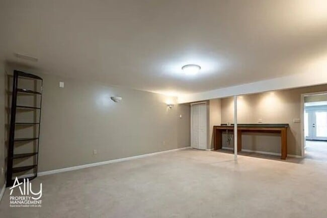 Building Photo - 170 W Rosewood Dr