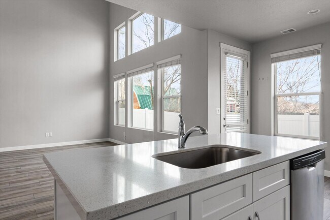 Building Photo - 721 E Zekes Ct