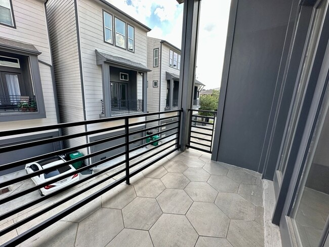 Building Photo - For Lease | 3 Bed, 2 Bath | 2,139 Sq Ft | Greater Heights |