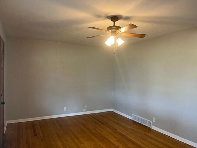 Building Photo - Super Cute 2 Bed 1 Bath House!