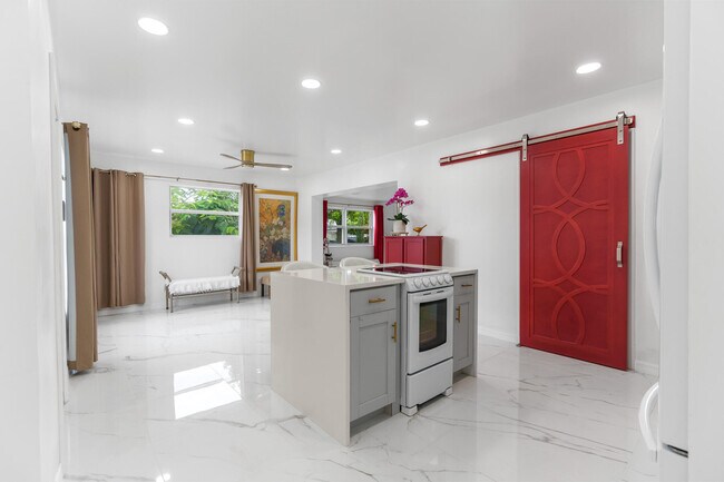 Building Photo - 201 NE 28th Ct