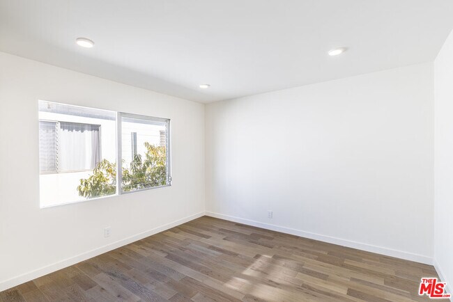 Building Photo - 1026 6th St