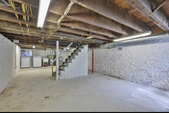 Building Photo - 2281 Loth St