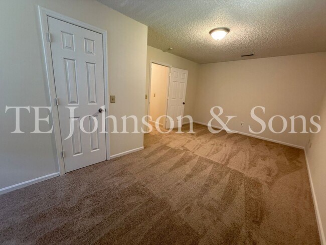 Building Photo - Charming 3-Bedroom Home with Spacious Yard...
