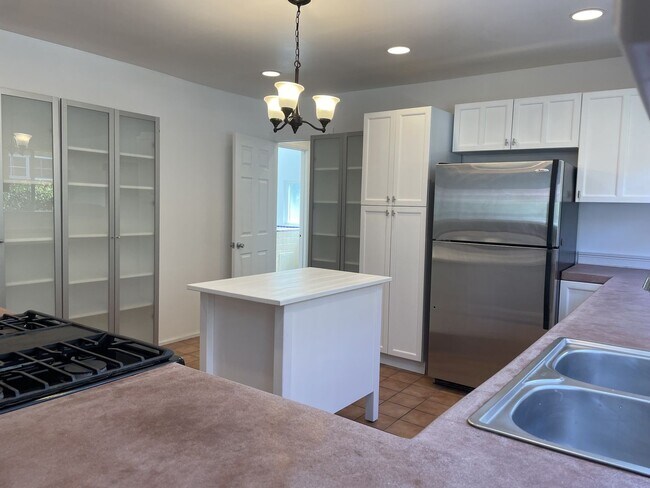 Building Photo - Private Single Family Home in Central Quie...