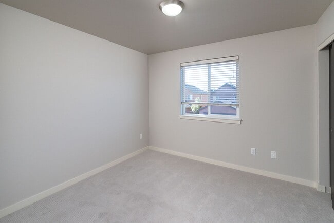 Building Photo - 3 Bdrm 2.5 bath newer home in a quiet SE c...