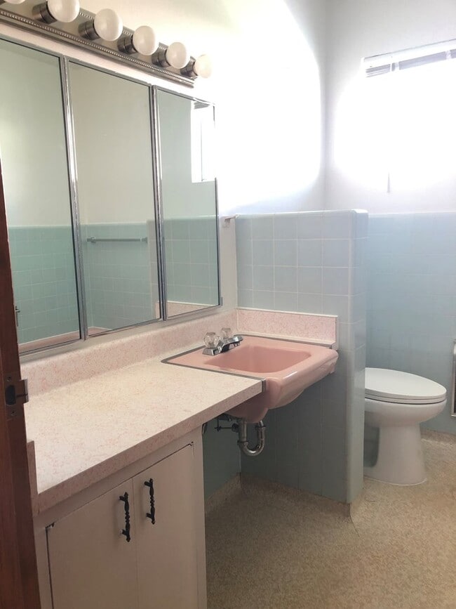 Building Photo - 2 Bed Mid-Century House w/ Garage & Fenced...