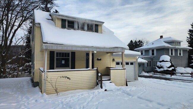 Primary Photo - Cozy 3 bedroom Cape Cod with attached gara...