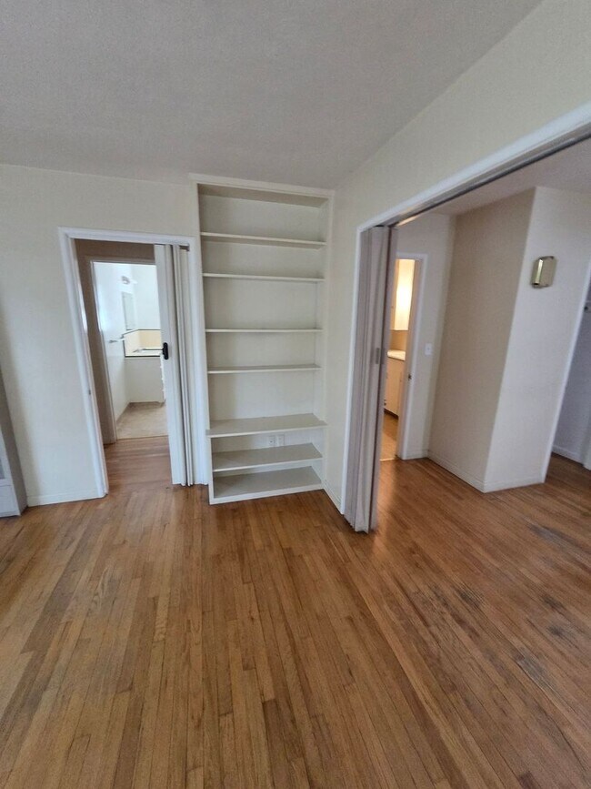 Building Photo - Quaint 2 Bedroom Duplex