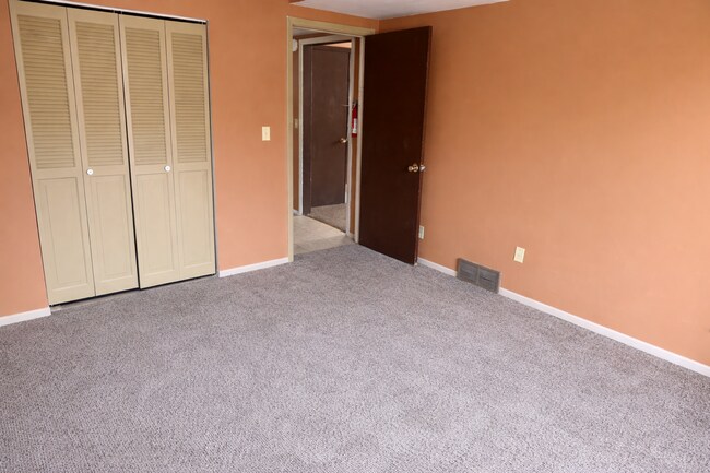 Building Photo - Cute Two Bedroom Home