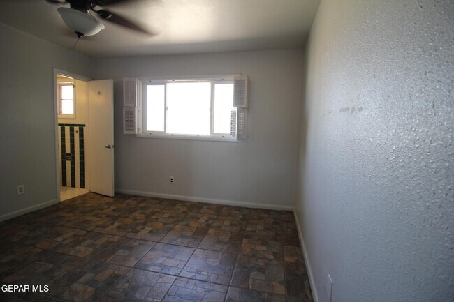Building Photo - 317 Thunderbird Dr