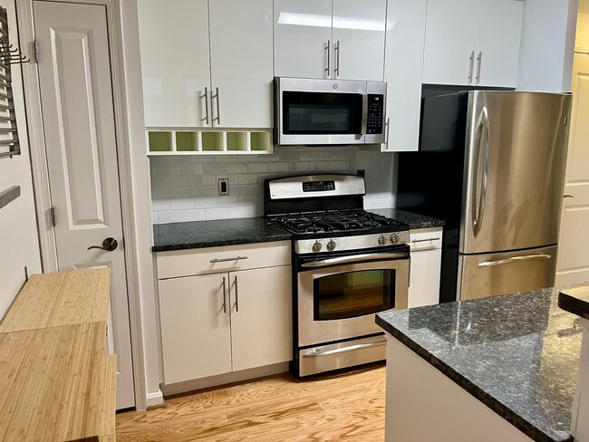 Building Photo - 1390 Kenyon St NW