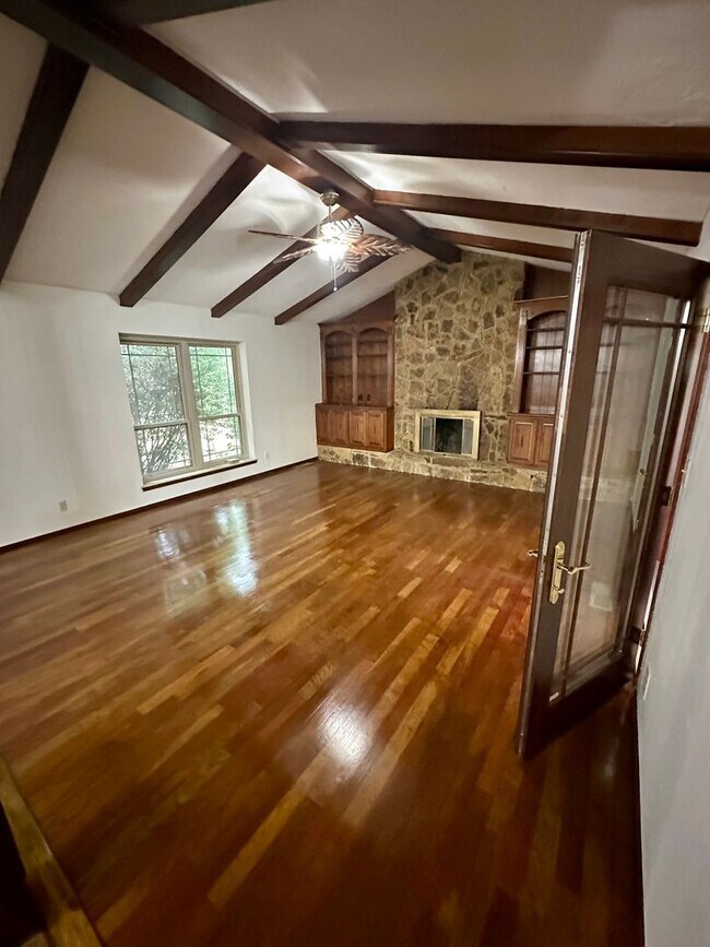 Building Photo - Immaculate major remodeled executive home ...